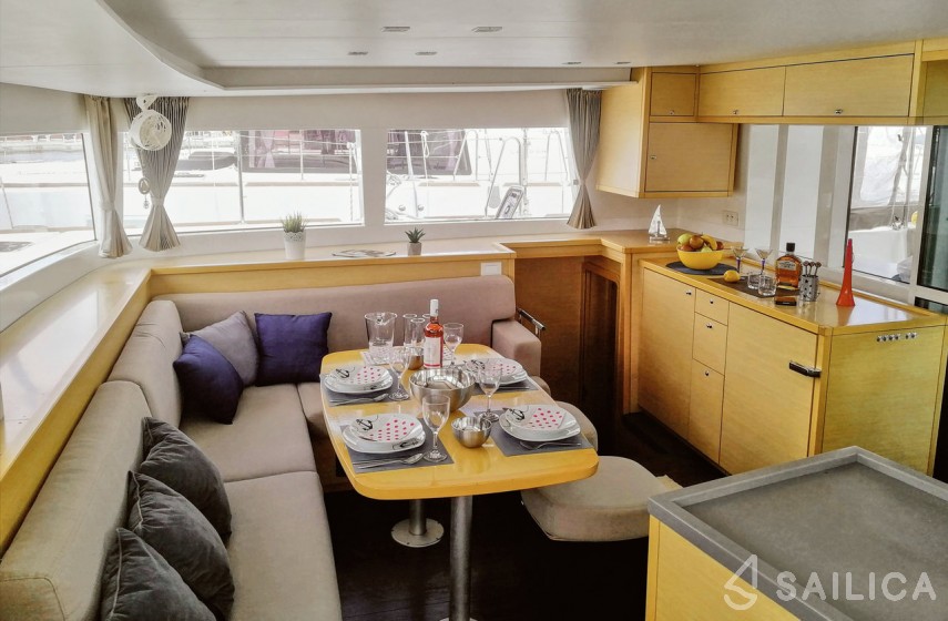 Lagoon 450  Flybridge - Yacht Charter Sailica