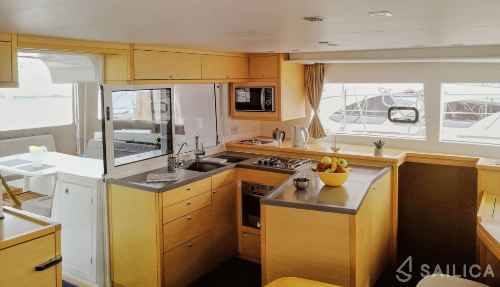 Lagoon 450  Flybridge - Yacht Charter Sailica