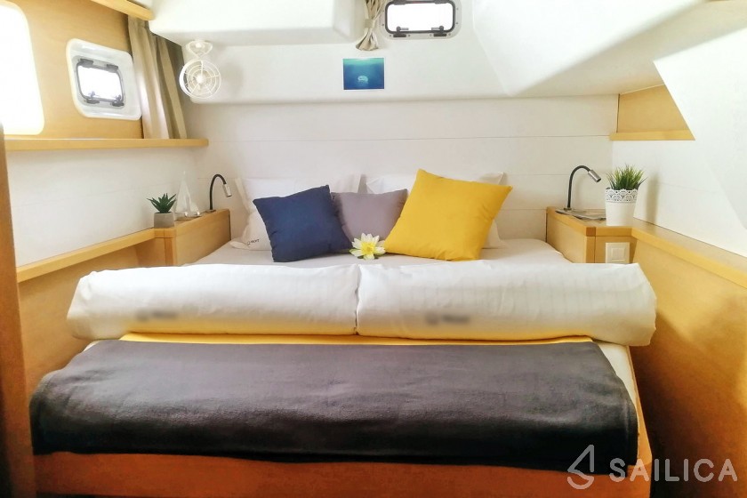Lagoon 450  Flybridge - Yacht Charter Sailica