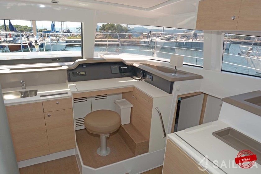 Bali 4.1 - Yacht Charter Sailica