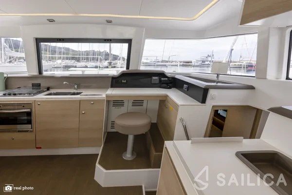 Bali 4.1 - Yacht Charter Sailica