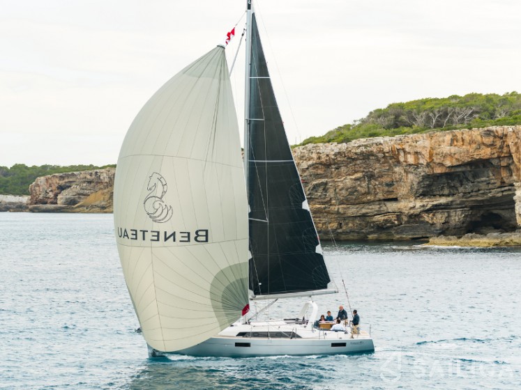Oceanis 41.1 - Yacht Charter Sailica