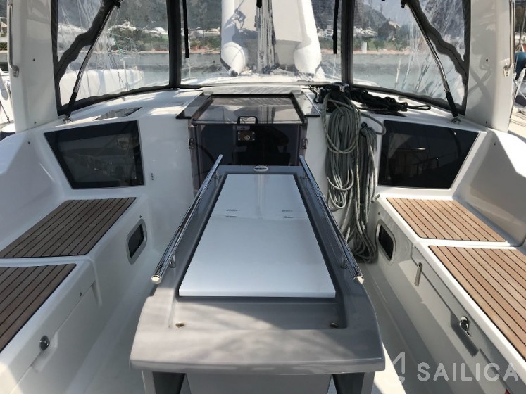 Oceanis 41.1 - Yacht Charter Sailica