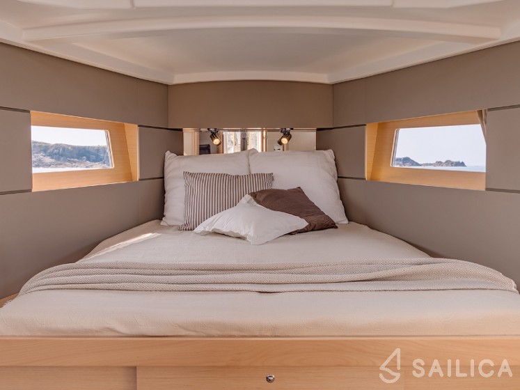 Oceanis 38.1 - Yacht Charter Sailica