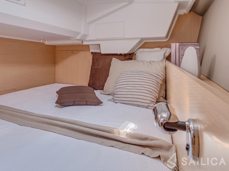 Oceanis 38.1 - Yacht Charter Sailica