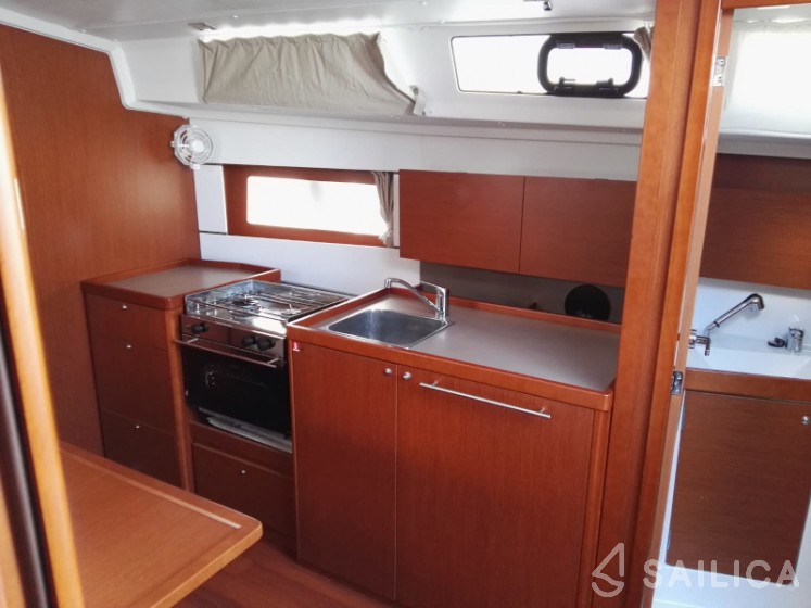 Oceanis 38.1 - Yacht Charter Sailica