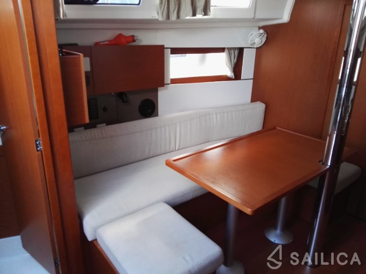 Oceanis 38.1 - Yacht Charter Sailica