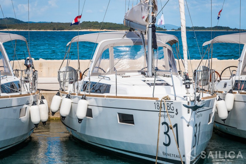 Oceanis 38.1 - Yacht Charter Sailica