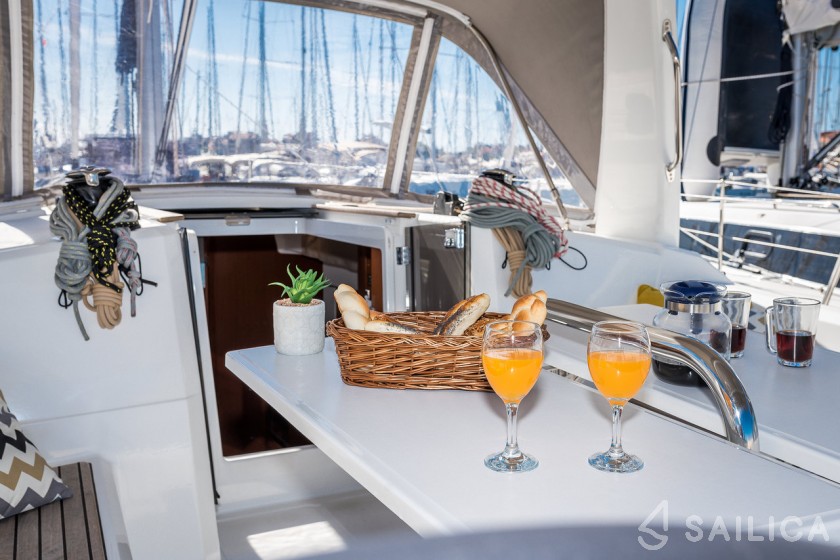 Oceanis 38.1 - Yacht Charter Sailica