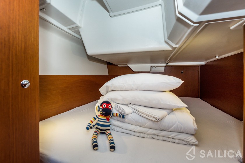Oceanis 38.1 - Yacht Charter Sailica