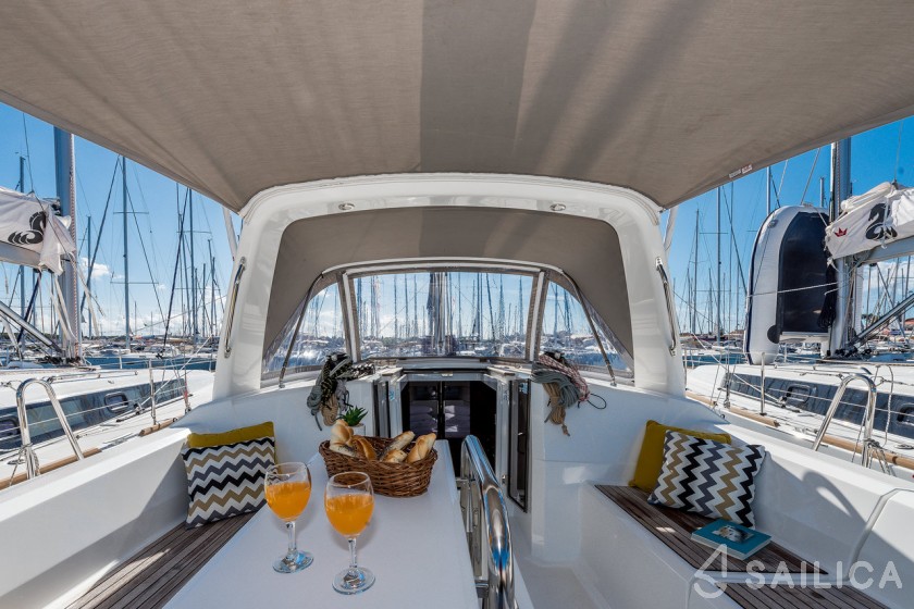 Oceanis 38.1 - Yacht Charter Sailica