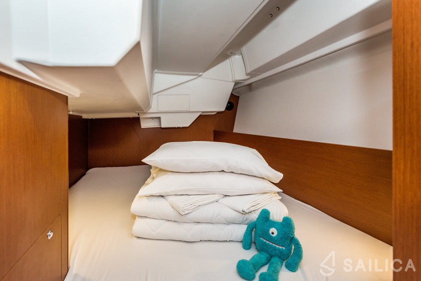 Oceanis 38.1 - Yacht Charter Sailica
