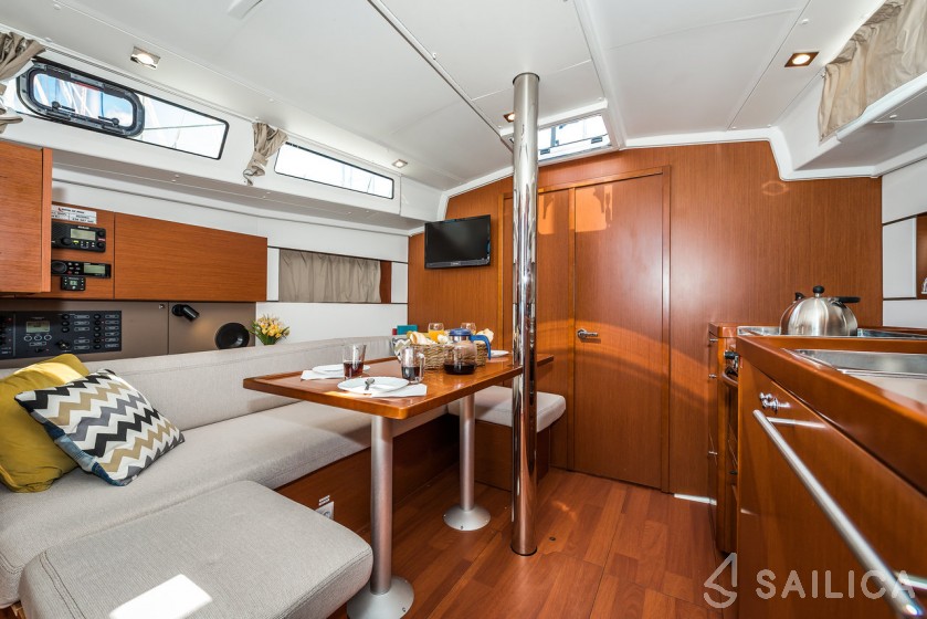 Oceanis 38.1 - Yacht Charter Sailica