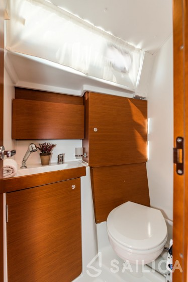 Oceanis 38.1 - Yacht Charter Sailica