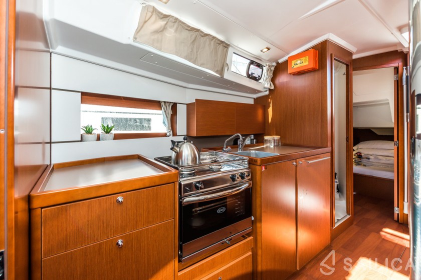 Oceanis 38.1 - Yacht Charter Sailica