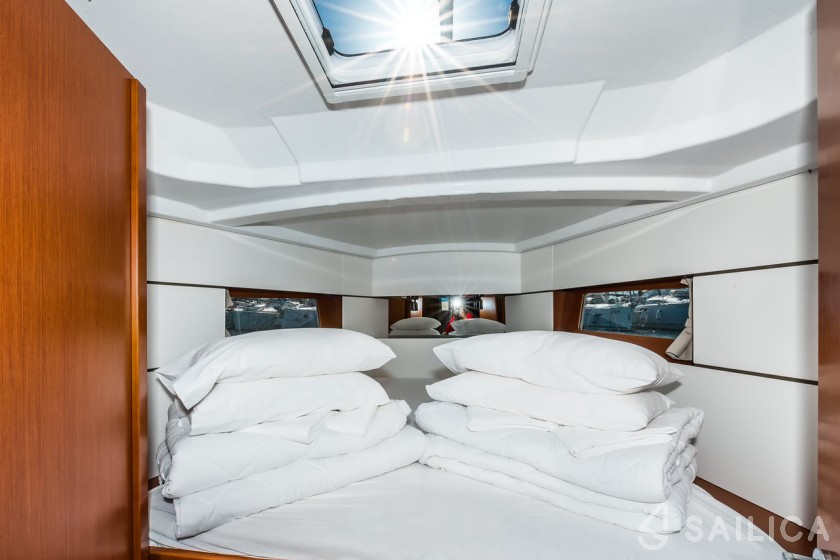 Oceanis 38.1 - Yacht Charter Sailica