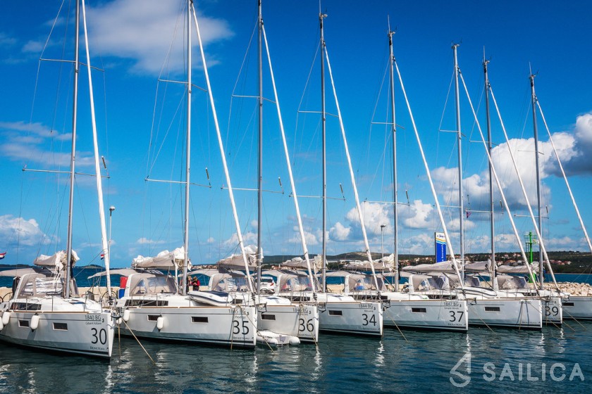 Oceanis 38.1 - Yacht Charter Sailica
