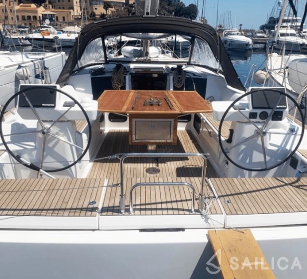 Dufour 520 GL - Yacht Charter Sailica