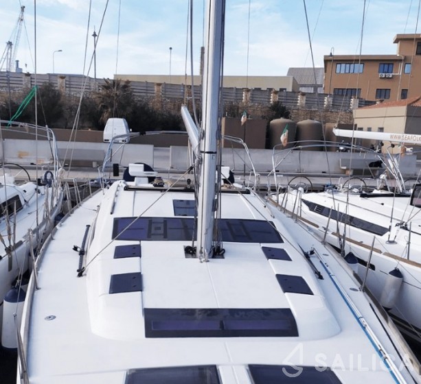 Dufour 520 GL - Yacht Charter Sailica
