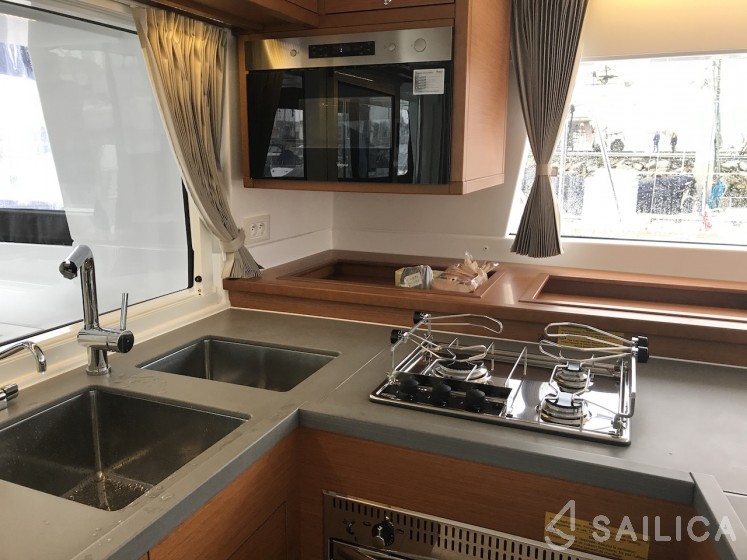 Lagoon 450 Flybridge - Yacht Charter Sailica