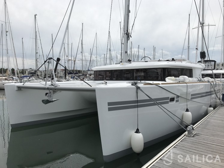 Lagoon 450 Flybridge - Yacht Charter Sailica