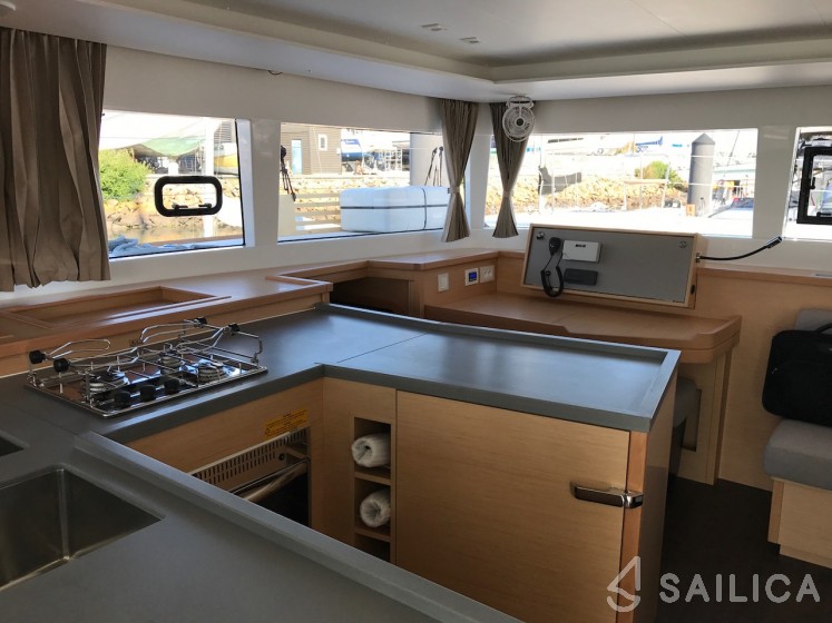 Lagoon 450  Flybridge - Yacht Charter Sailica