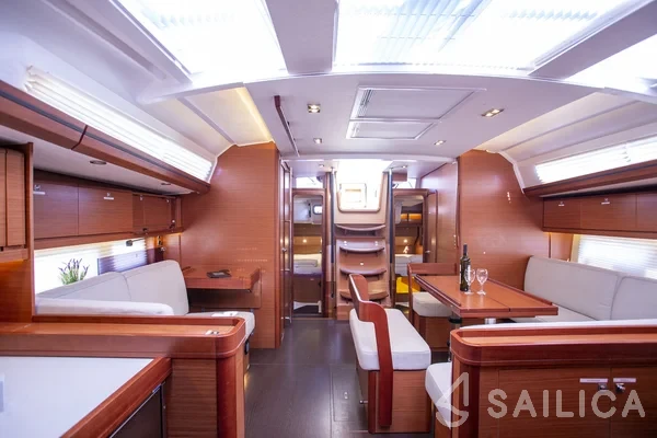 Dufour 520 GL - Yacht Charter Sailica