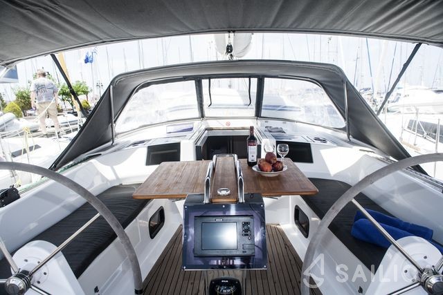 Hanse 415 - Yacht Charter Sailica