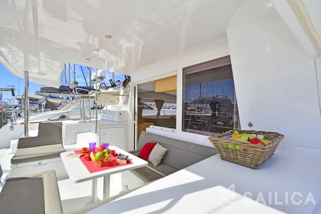Lagoon 400 S2 - Yacht Charter Sailica