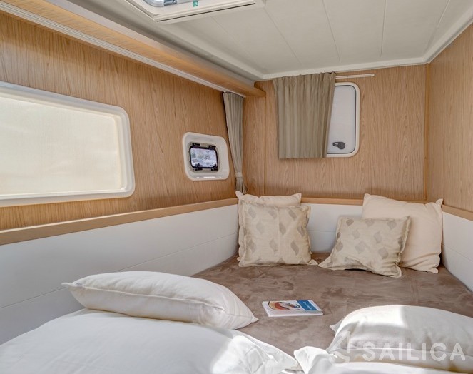 Lagoon 400 S2 - Yacht Charter Sailica