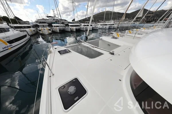 Lagoon 42 - Yacht Charter Sailica