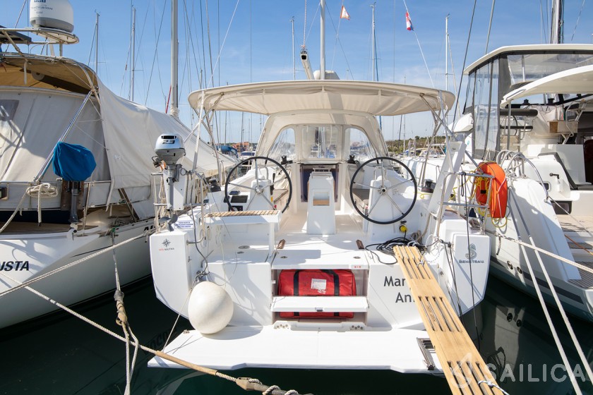 Oceanis 35 - Yacht Charter Sailica