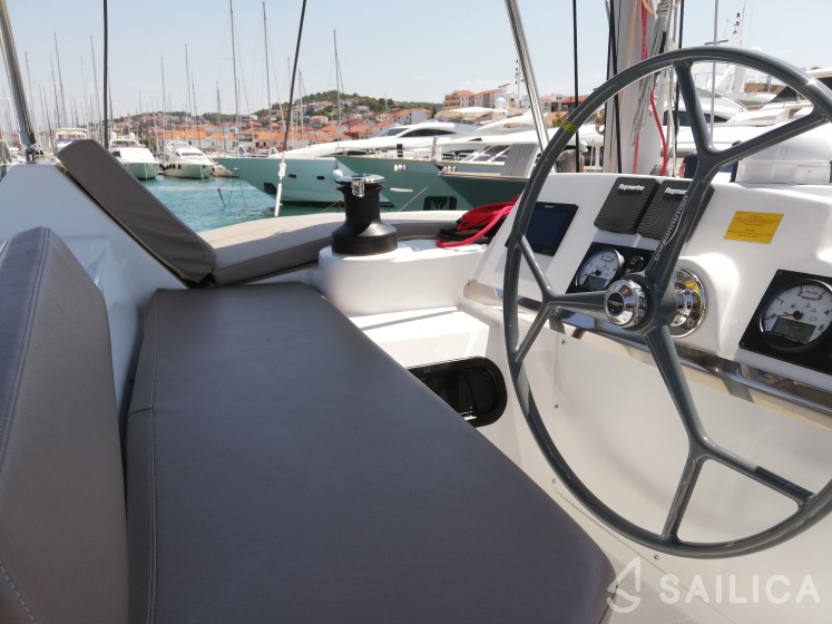 Bali 4.1 - Yacht Charter Sailica