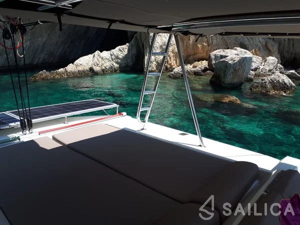 Bali 4.1 - Yacht Charter Sailica