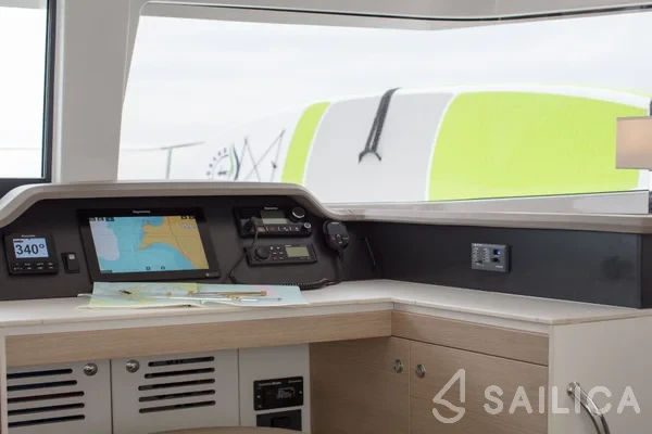 Bali 4.1 - Yacht Charter Sailica