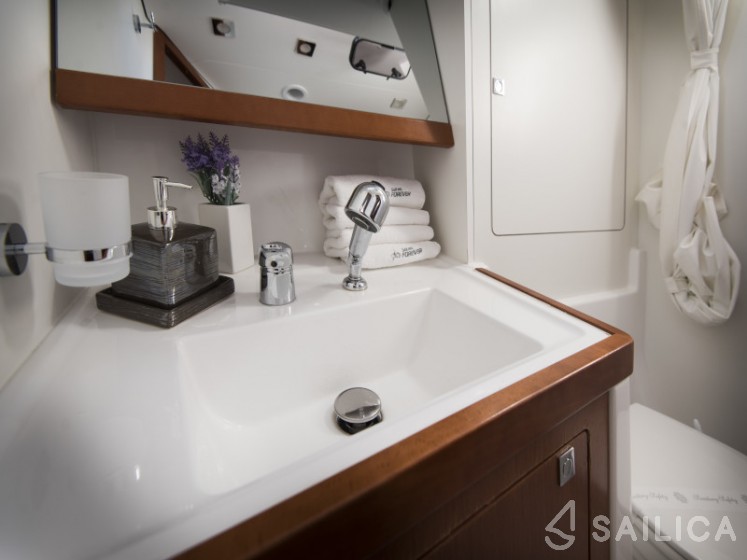 Oceanis 48 - Yacht Charter Sailica