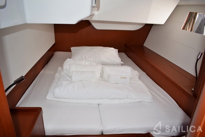 Oceanis 48 - Yacht Charter Sailica