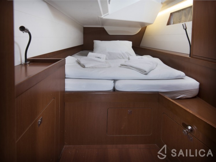 Oceanis 48 - Yacht Charter Sailica