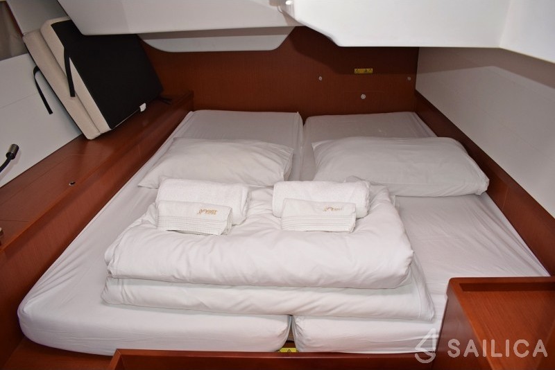 Oceanis 48 - Yacht Charter Sailica