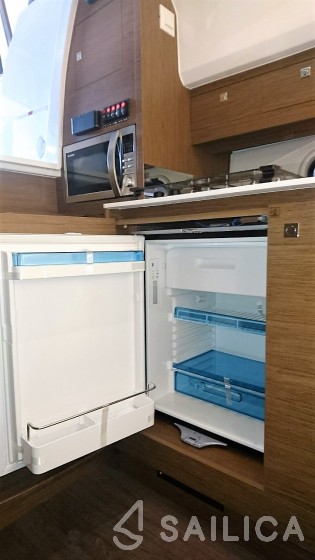 Cap Camarat 10.5 WA - Yacht Charter Sailica