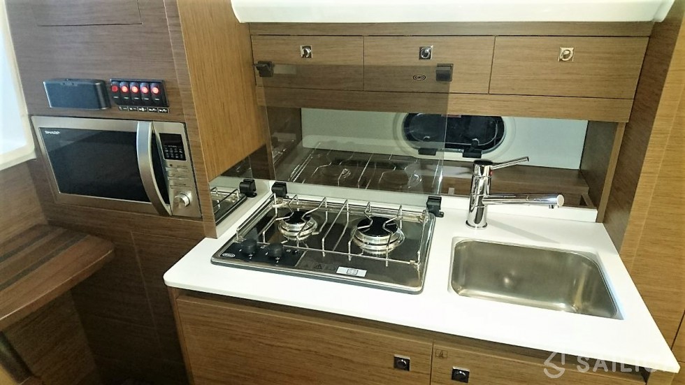 Cap Camarat 10.5 WA - Yacht Charter Sailica