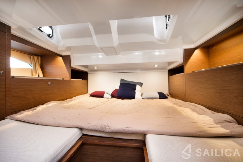 Cap Camarat 10.5 WA - Yacht Charter Sailica