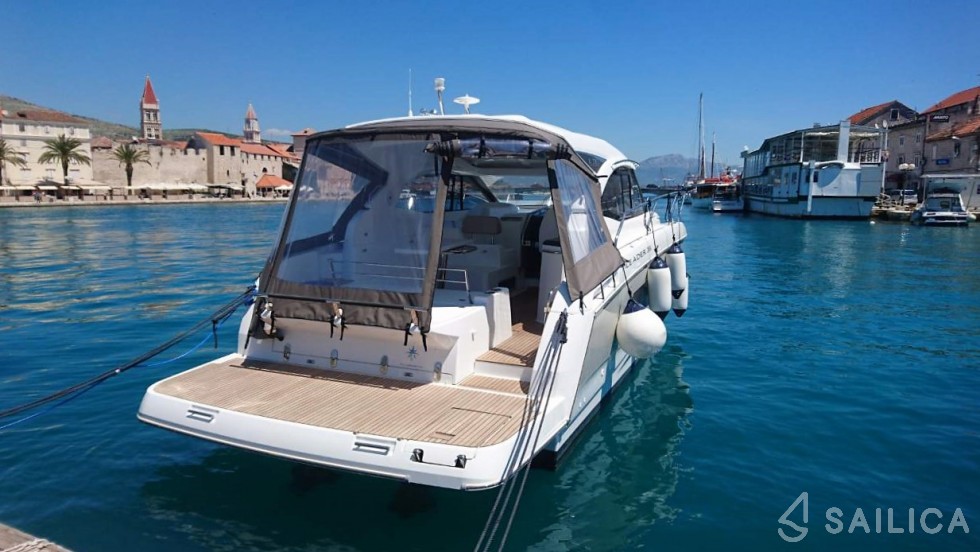 Leader 36 - Yacht Charter Sailica