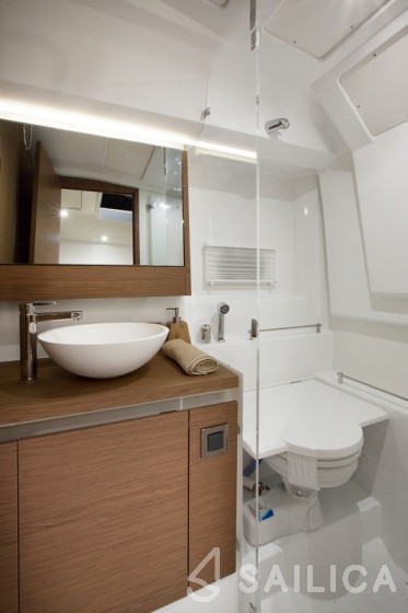 Leader 36 - Yacht Charter Sailica