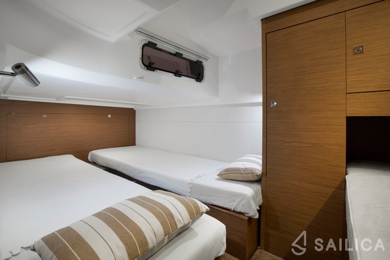 Leader 36 - Yacht Charter Sailica