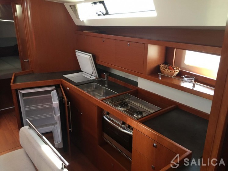 Oceanis 45 - Yacht Charter Sailica