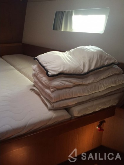 Oceanis 45 - Yacht Charter Sailica