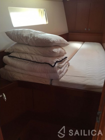 Oceanis 45 - Yacht Charter Sailica