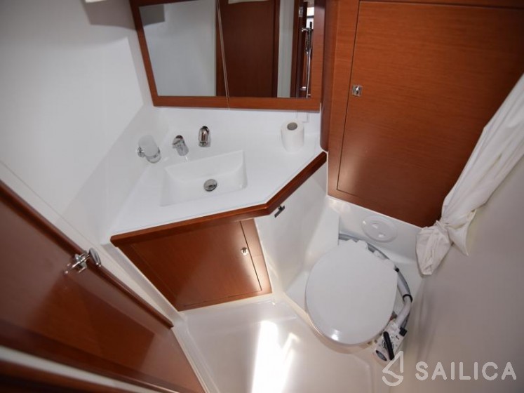 Oceanis 45 - Yacht Charter Sailica