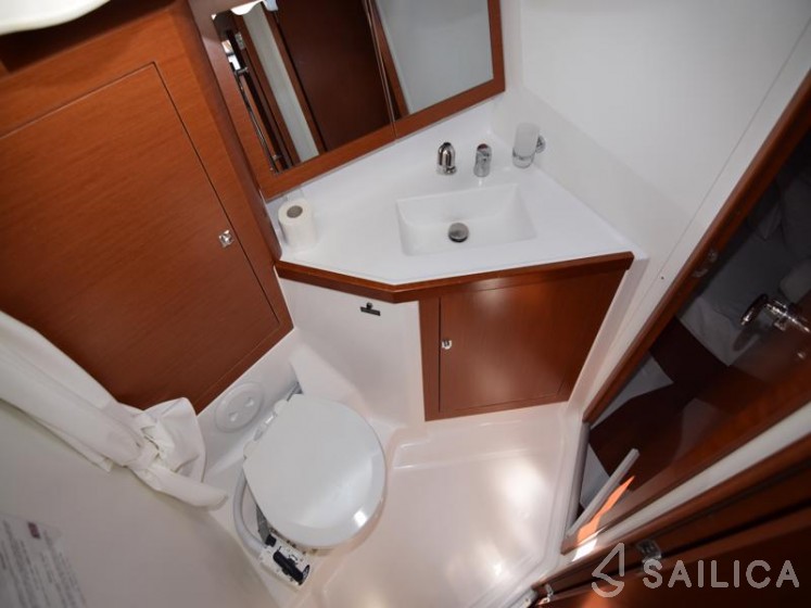 Oceanis 45 - Yacht Charter Sailica
